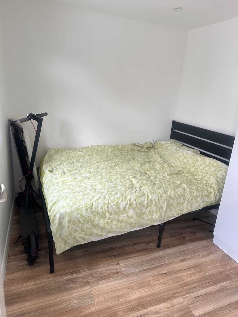 Fully Furnished Studio near ilford station for Asian/European Professional tenants