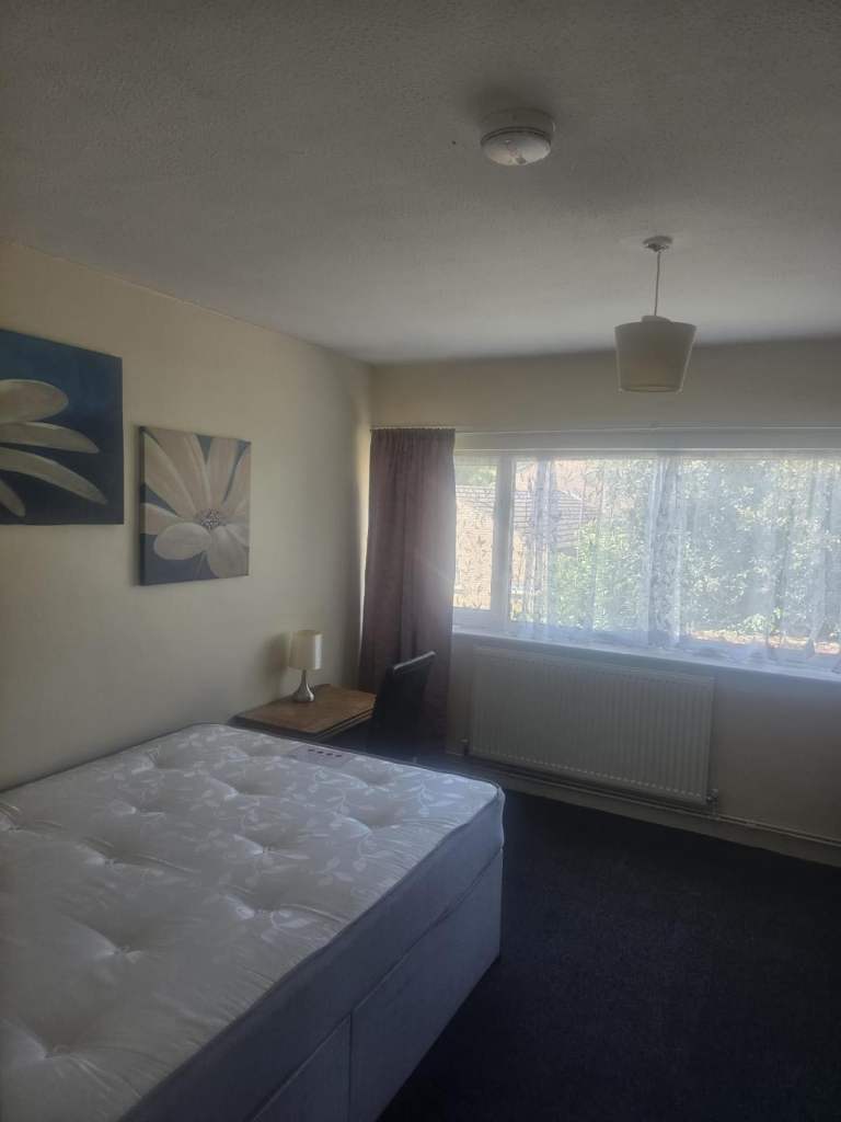 Double room in a quiet area (MK6)