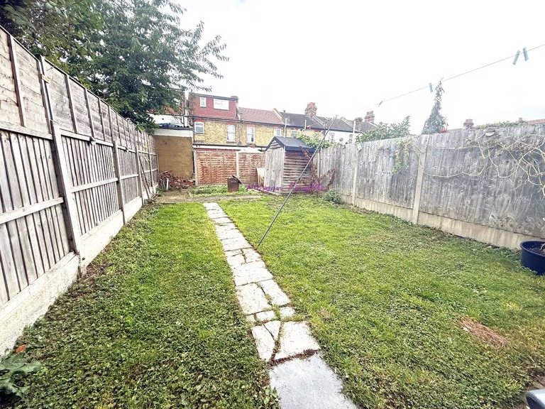 Double room available to let