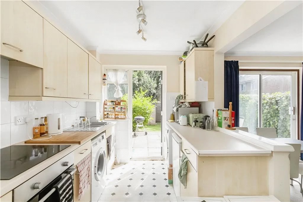 🏡 Spacious 4-Bedroom House – TW20 0TQ