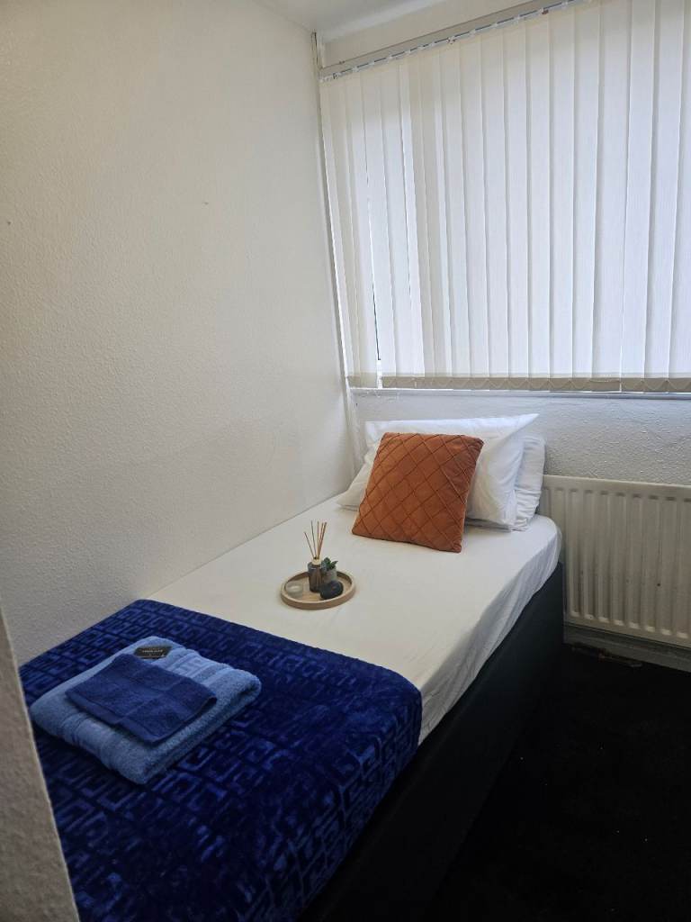 Studio flat £300pp pm intinastional ok (B11 3LZ)