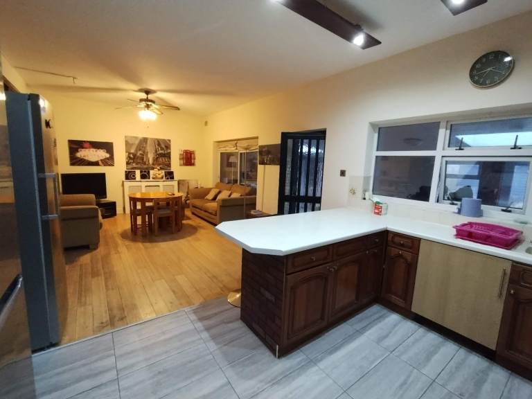 Lovely room in an AMAZING House Heathrow, London £700pm(TW5 0QJ)