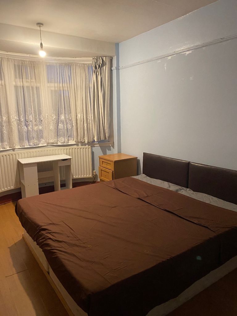 Double room for Spanish / Latina Streatham (SE27 0LU)