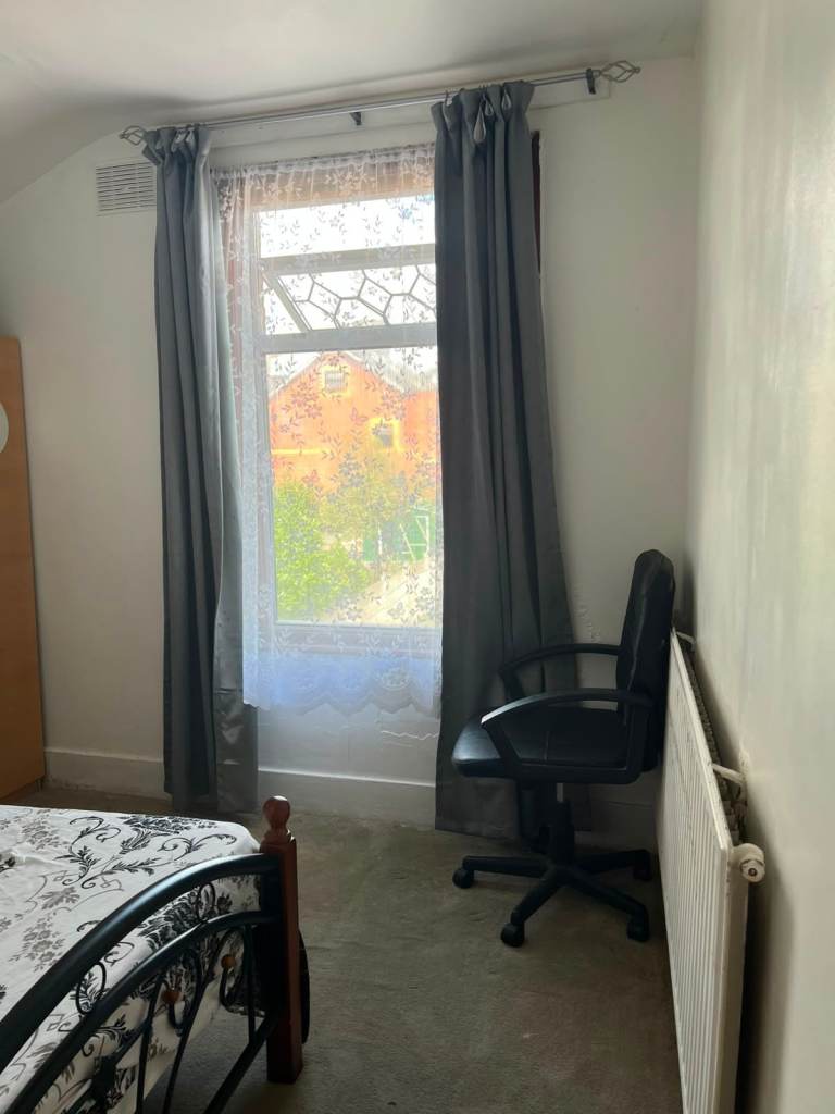 ROOM FOR RENT in Little ilford (E12 6PA)