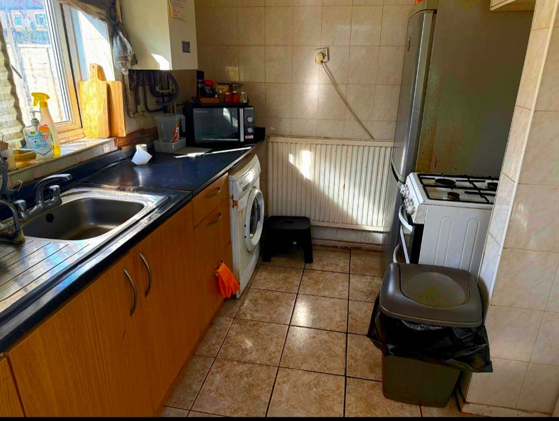 Double room to let in a 4-bedroom semi detached house near Newbury park station IG2 7RS