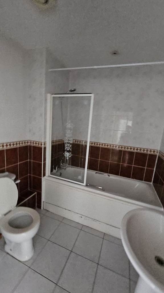 1 Room for female near Redhill station (RH1)