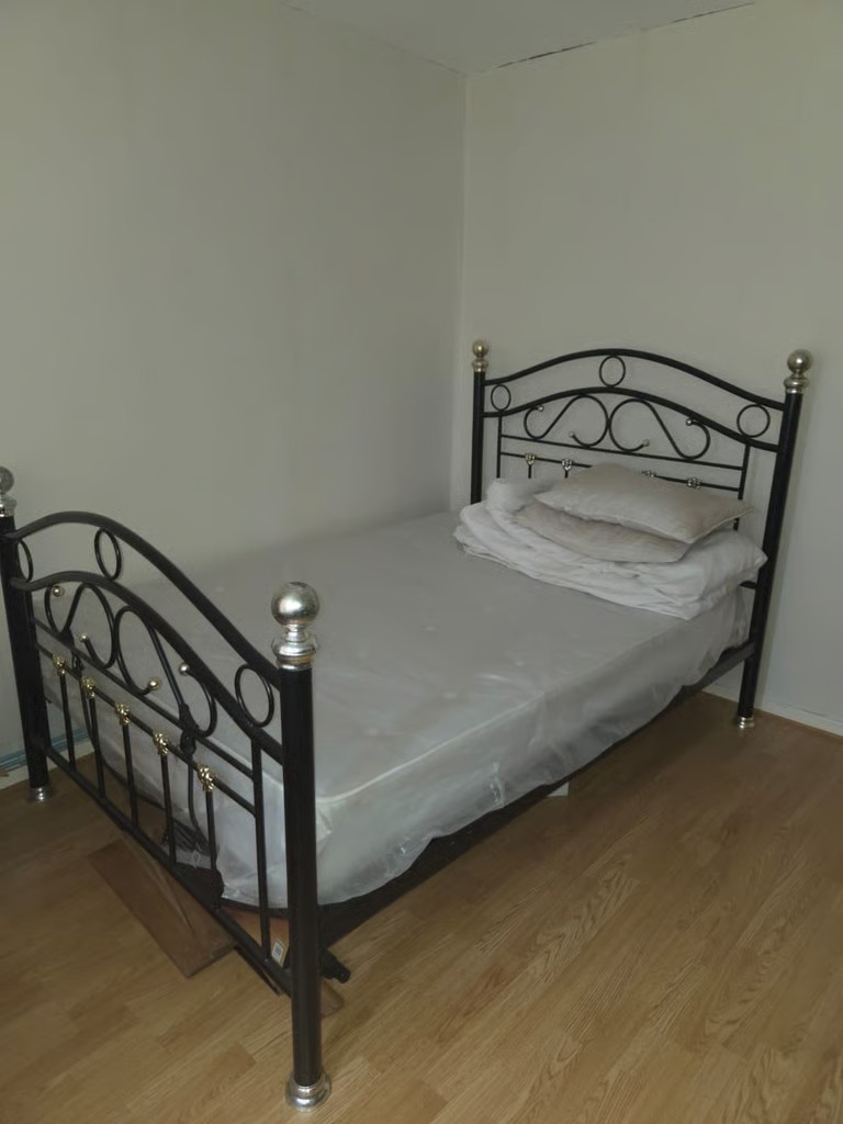 Master room available to let