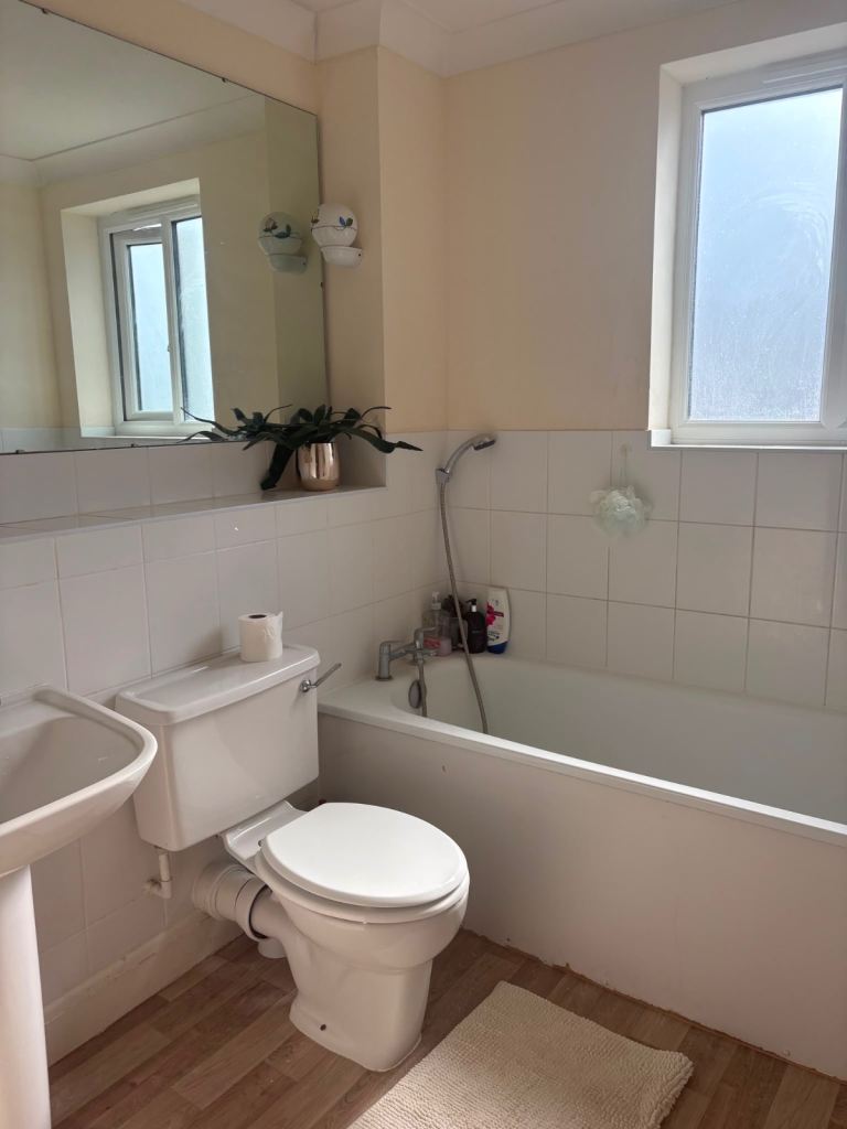 Large Double Room Watford ALL BILLS INC. (WD25 0FD)