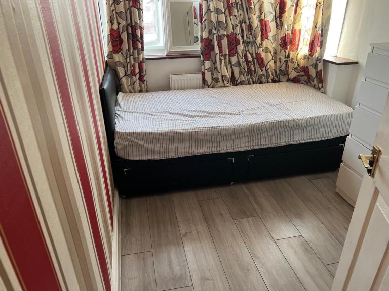 Single Room Available for Rent – Ideal for Asian/European Female Lodger