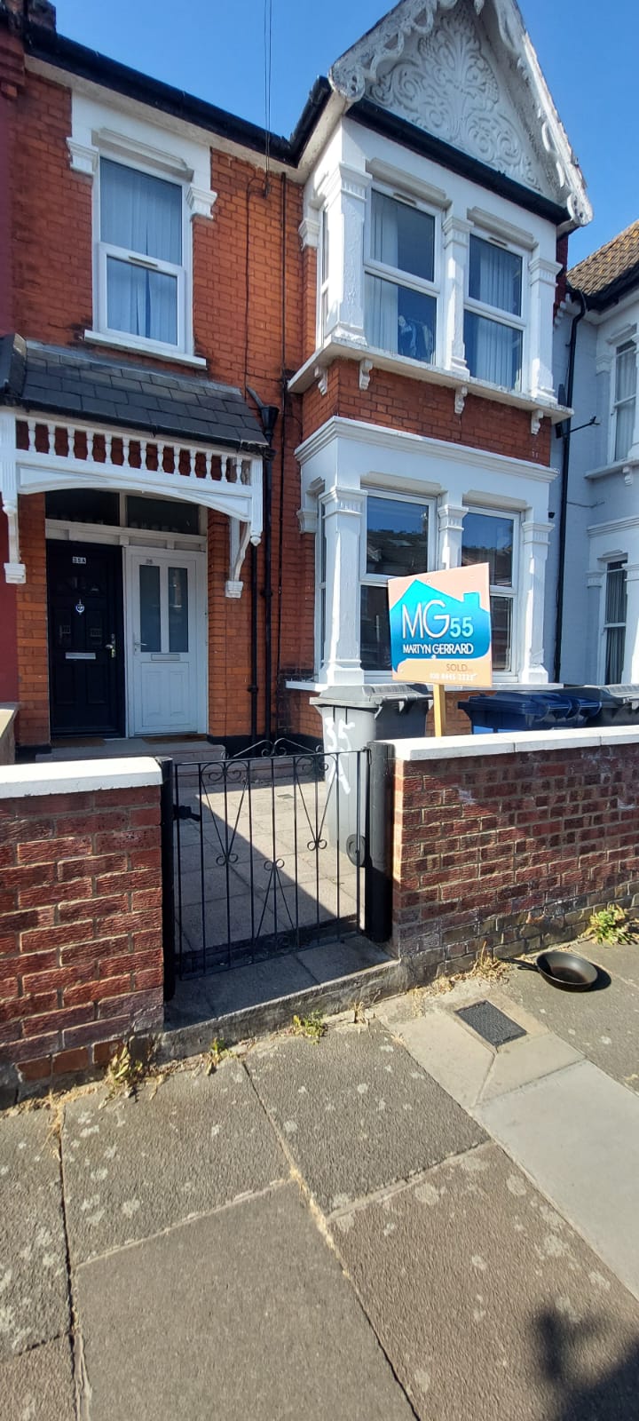 Unfurnished room to let