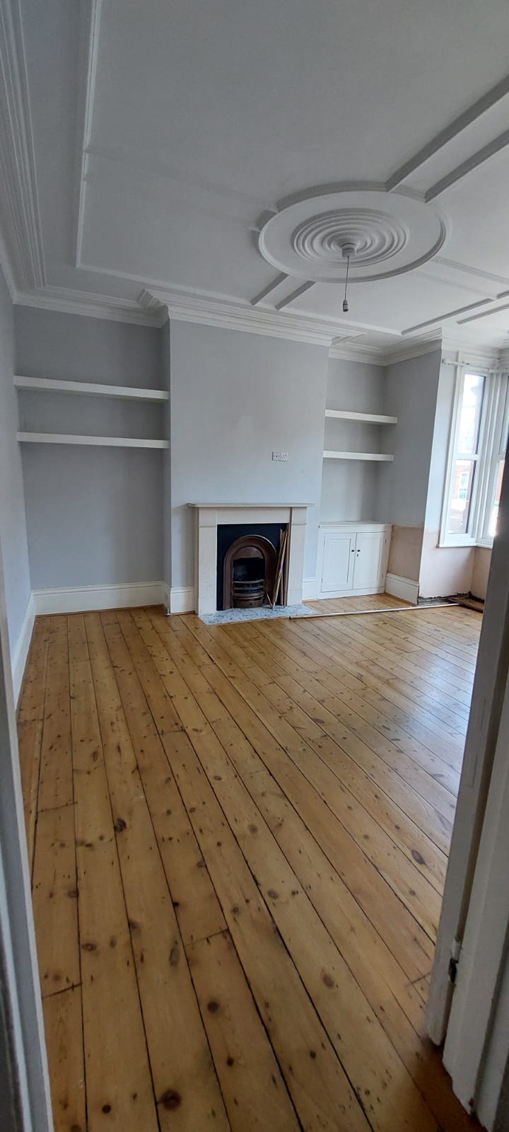 Unfurnished room to let