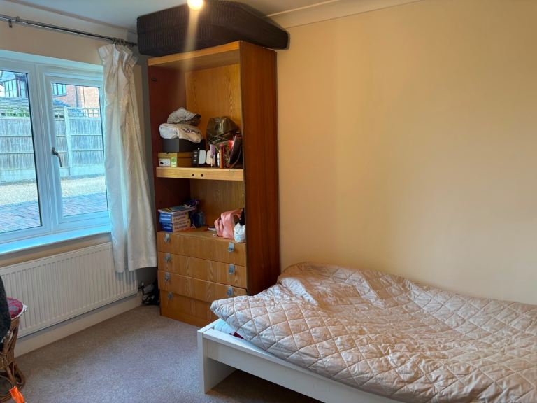 Large Double Room Watford ALL BILLS INC. (WD25 0FD)