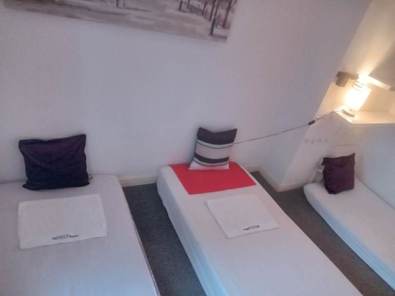 Studio flat £300pp pm intinastional ok (B11 3LZ)