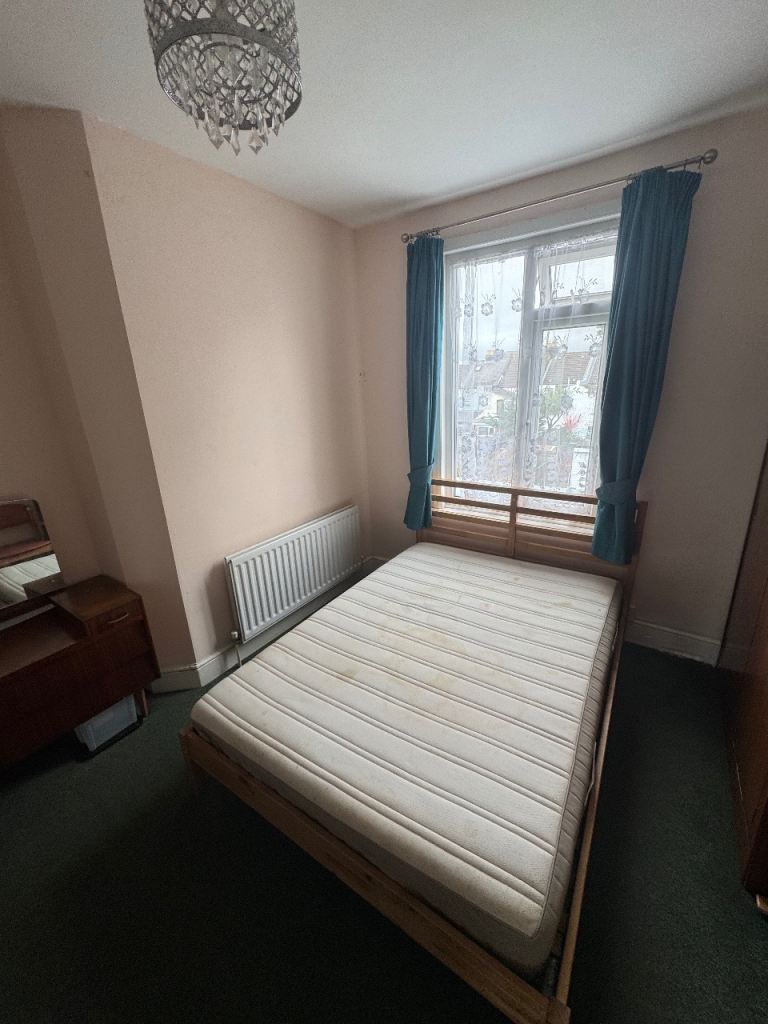 Big double room for rent (ME7 2EH)