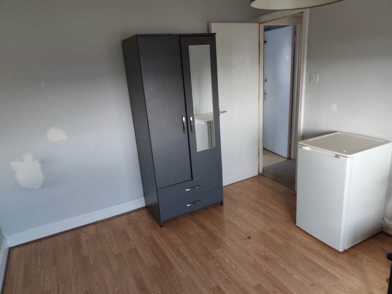Single Rooms available in Mitcham (CR4 2EH)