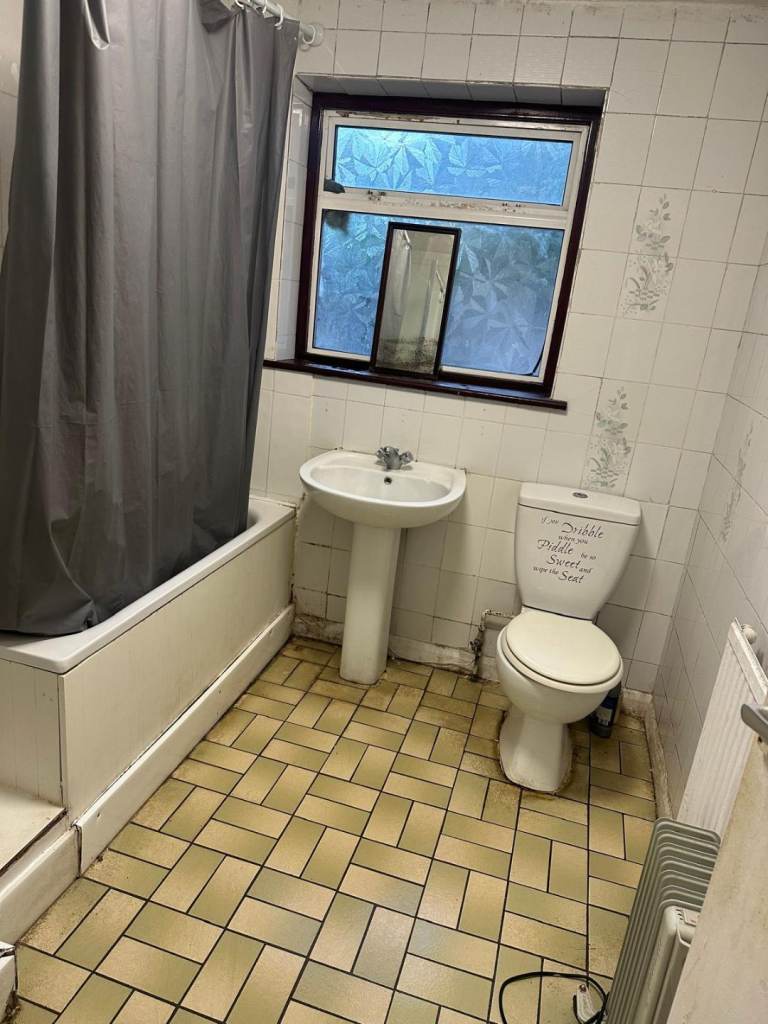 BIG ROOM TO LET IN STROOD ME2 4DG, CLOSE TO THE TRAIN STATION AND STROOD HIGH STREET (ME2)