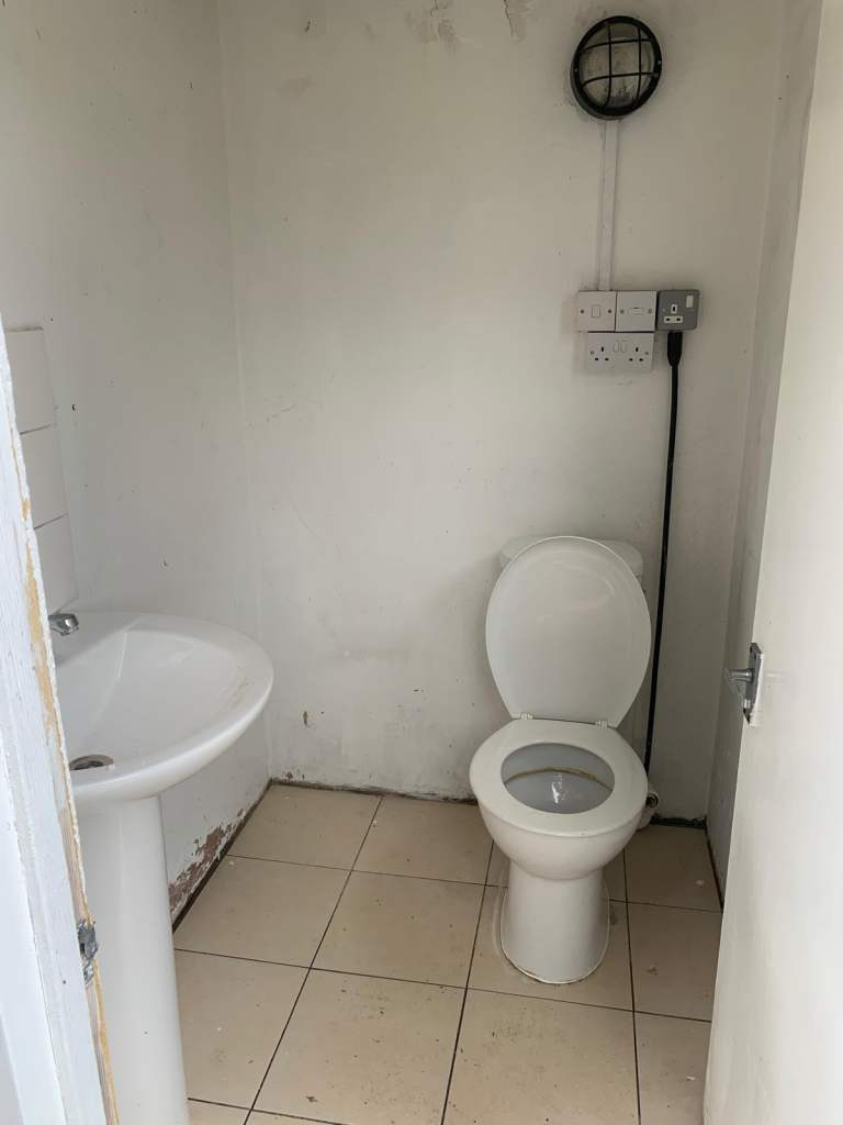 Double room to let in a 4-bedroom house at Carlyle rd, Manor Park E12 6BW