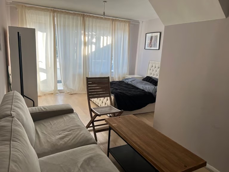 Spacious rooms available to let