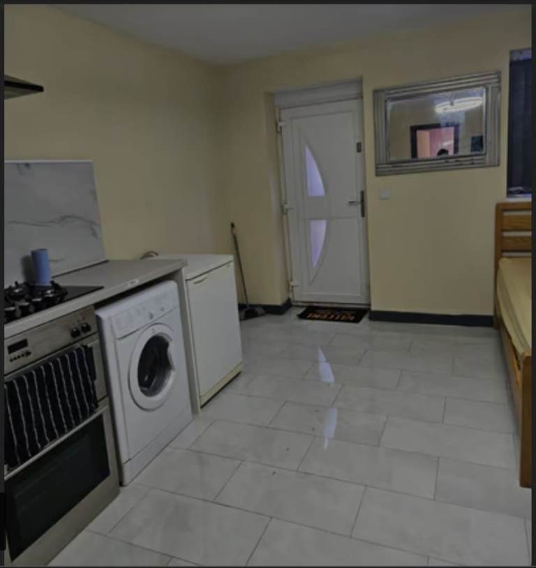 Modern Studio Flat to Let – Working Single/Couple – Bills Included (Tipton) (DY4 0TN)