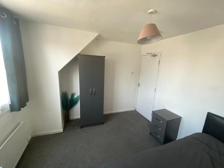 Room in shared accommodation (WS3 1JN)