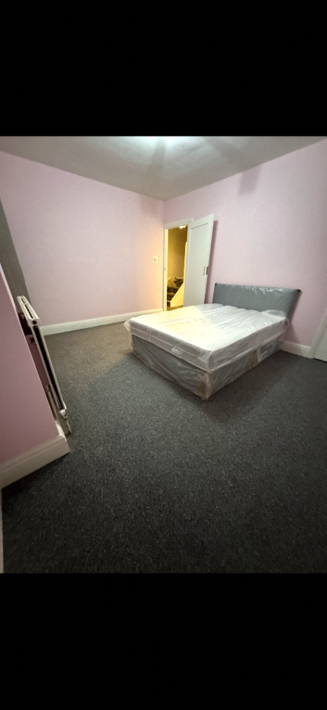 Big sized room available in hornchurch Hornchurch, London £800pm (RM12 6QB)