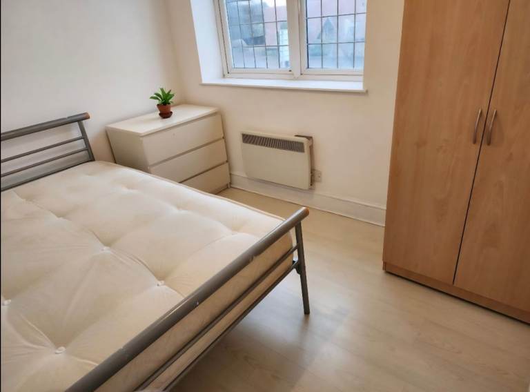 Beautiful 2 bedroom flat, Great West Road TW5