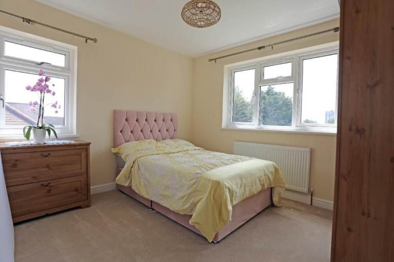Pristine & Homely Double Rooms for female Fully Furnished Chadwell Heath (RM6 6RH)