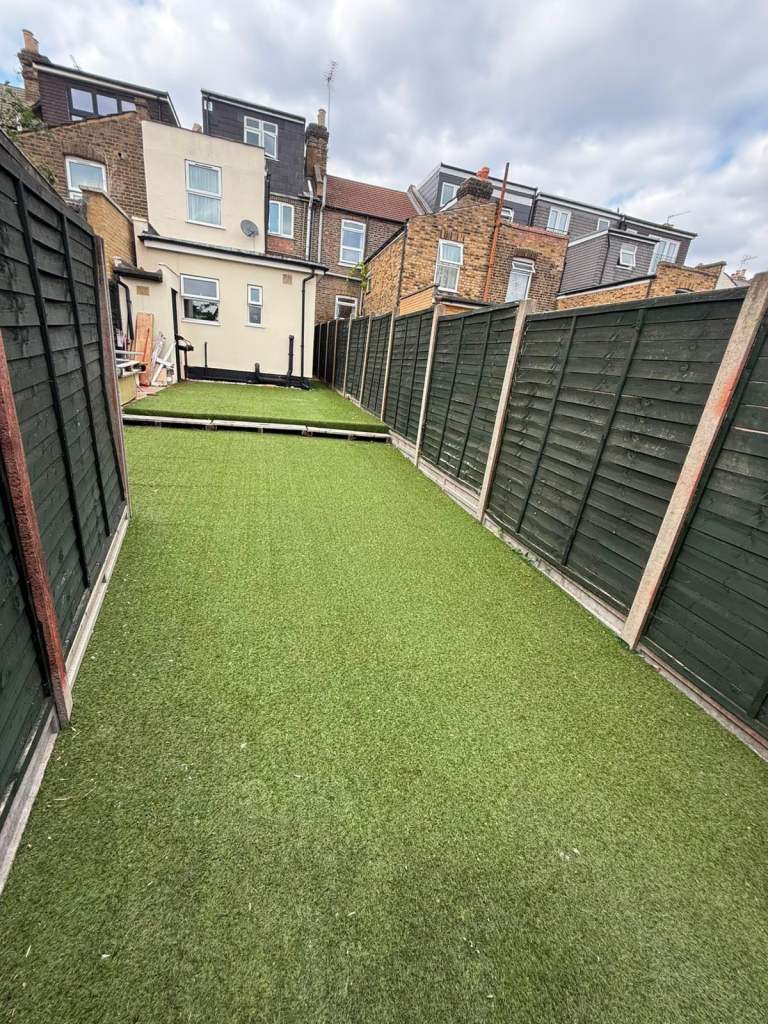STUDIO FLAT FOR RENT IN WOOD GREEN N22 1 MIN FROM STATION.