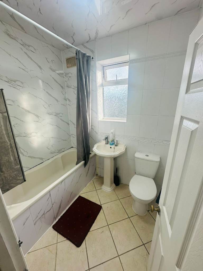 Beautifil 4 bed house to let in baron gardens (IG6 1NX)