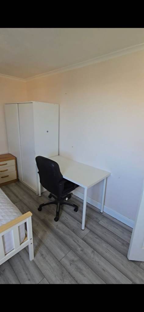 Large double room in Maidstone town center (ME14 2UN)