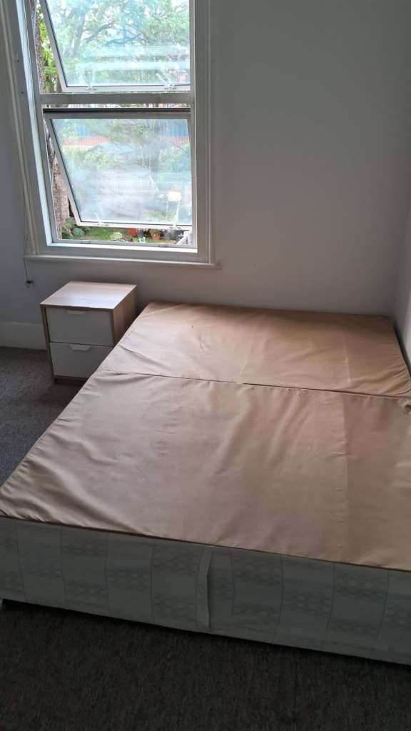 Double room to let in a 4-bedroom house at Carlyle rd, Manor Park E12 6BW