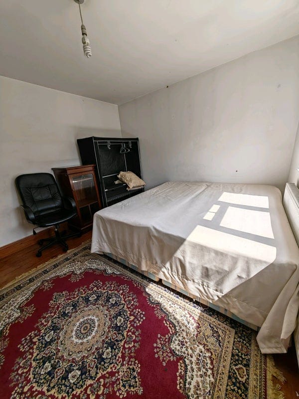 Ensuite room available to let