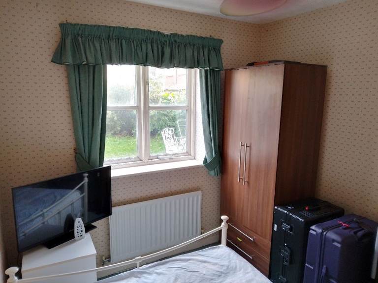 Bright Ground floor double room, Nearly to Colliers wood station. Mitcham , London (CR4 3RU)