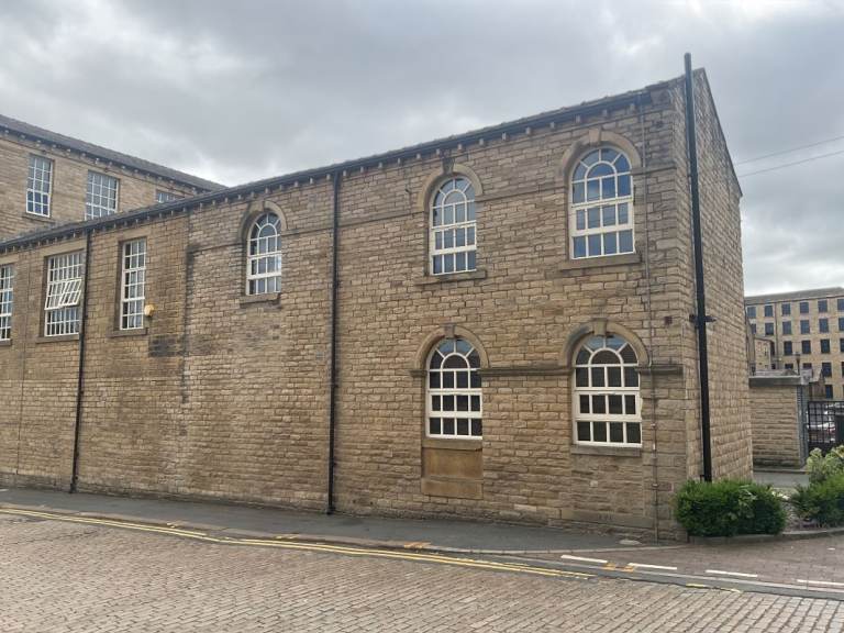 2 Bedroom Flat, 1st Floor - Near University of Huddersfield £675pm (HD1 3DN)