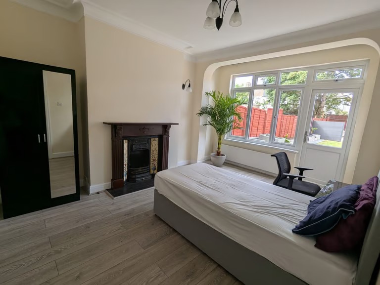 modern Single room to let