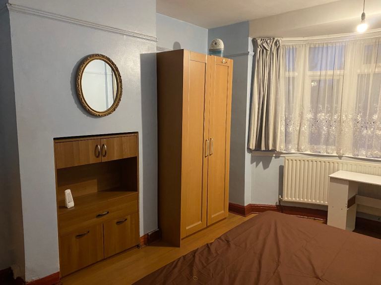 Double room for Spanish / Latina Streatham (SE27 0LU)