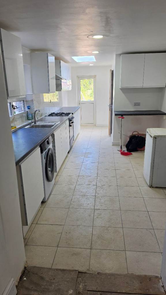 🏡 SPACIOUS DOUBLE ROOM FOR Single person – E13 8RT | ALL BILLS INCLUDED! ✨