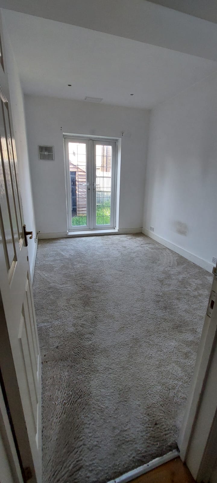 Unfurnished room to let