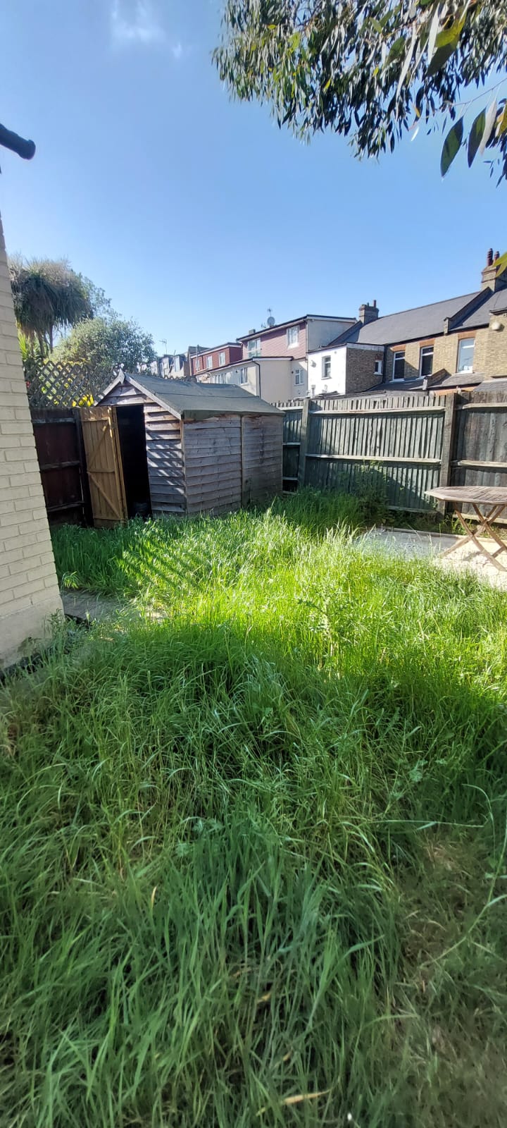 Unfurnished room to let