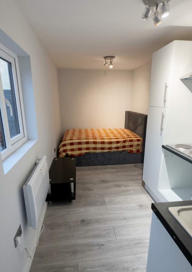 Self-contained Studio with separate entrance in Hornchurch (RM12 4DB)