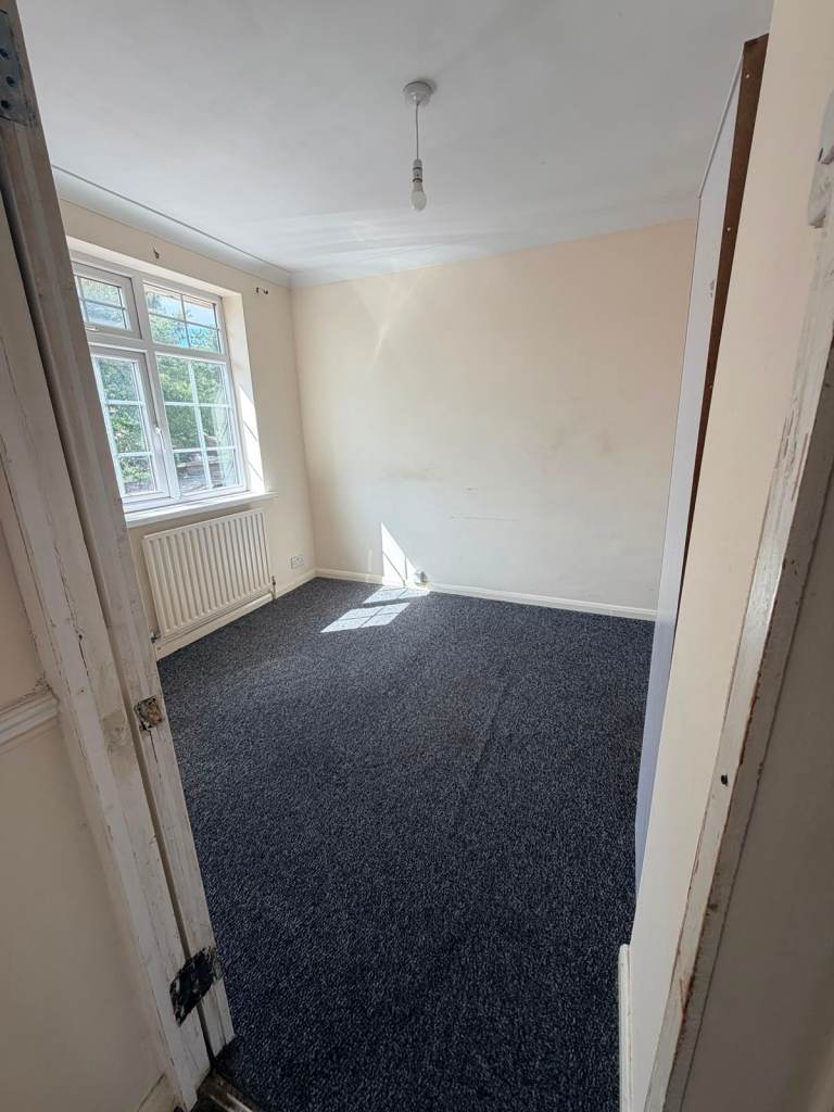 SINGLE AND DOUBLE ROOMS AVALABLE in Chadwell Heath (RM6 6BL)
