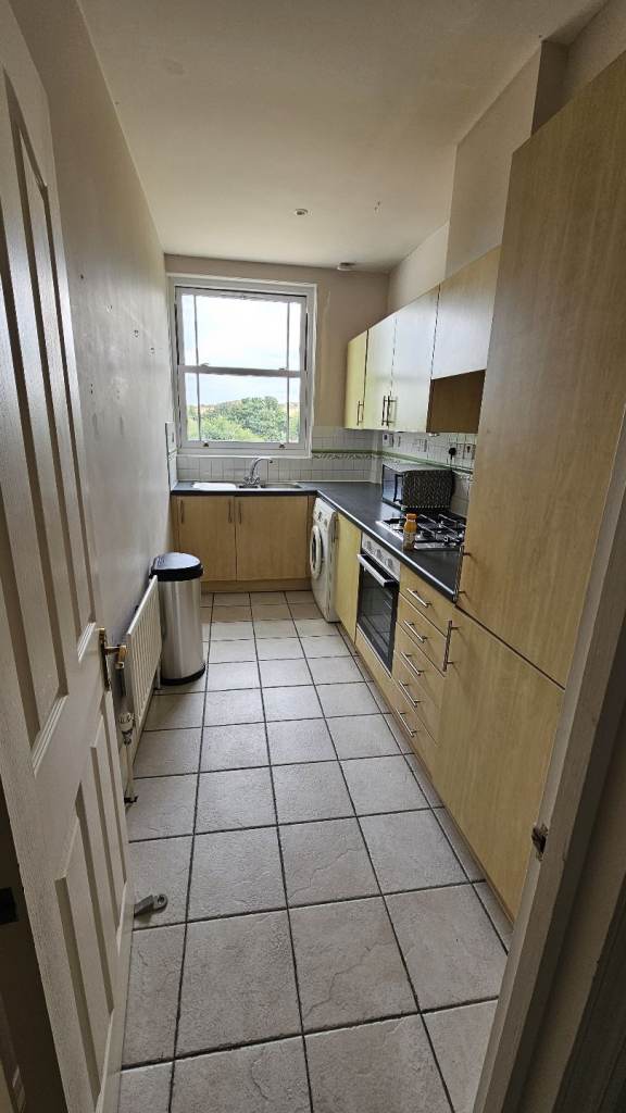 1 Room for female near Redhill station (RH1)