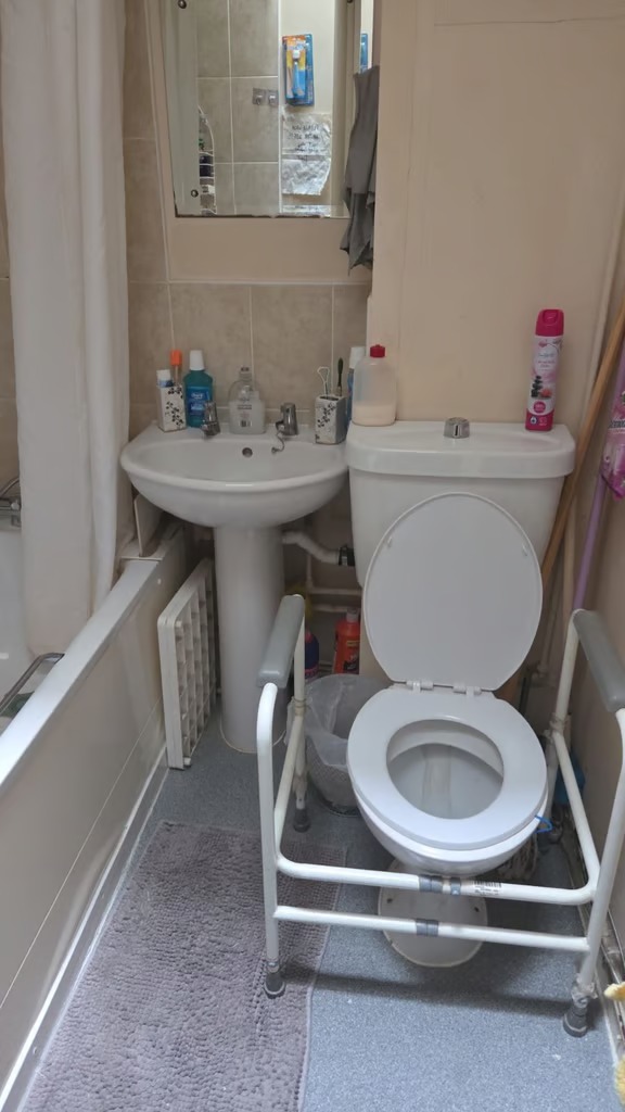 Master room available to let