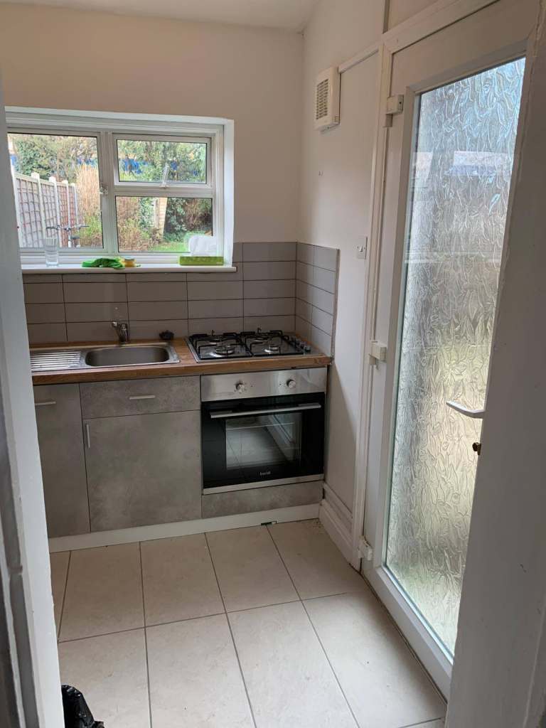 Double room to let in a 4-bedroom house at Carlyle rd, Manor Park E12 6BW