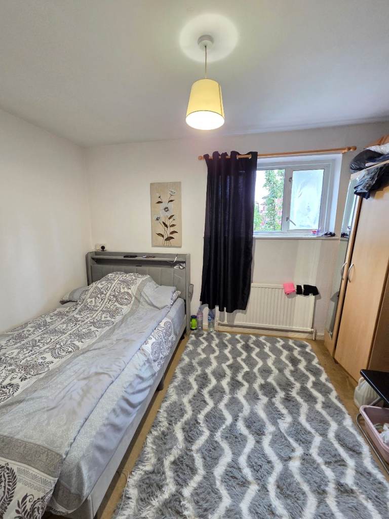 Spacious double room in a sharing house at Rokeby st, Stratford (E15 3NS)
