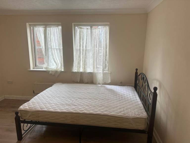 DOUBLE ROOM TO LET IN THAMESMEAD SE28 8RX South East London £950pm