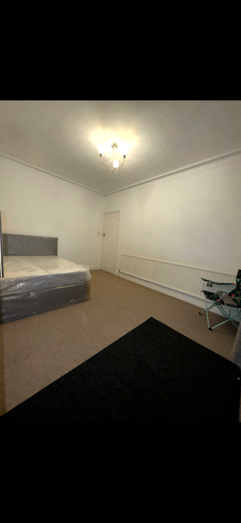 Big sized room available in hornchurch Hornchurch, London £800pm (RM12 6QB)