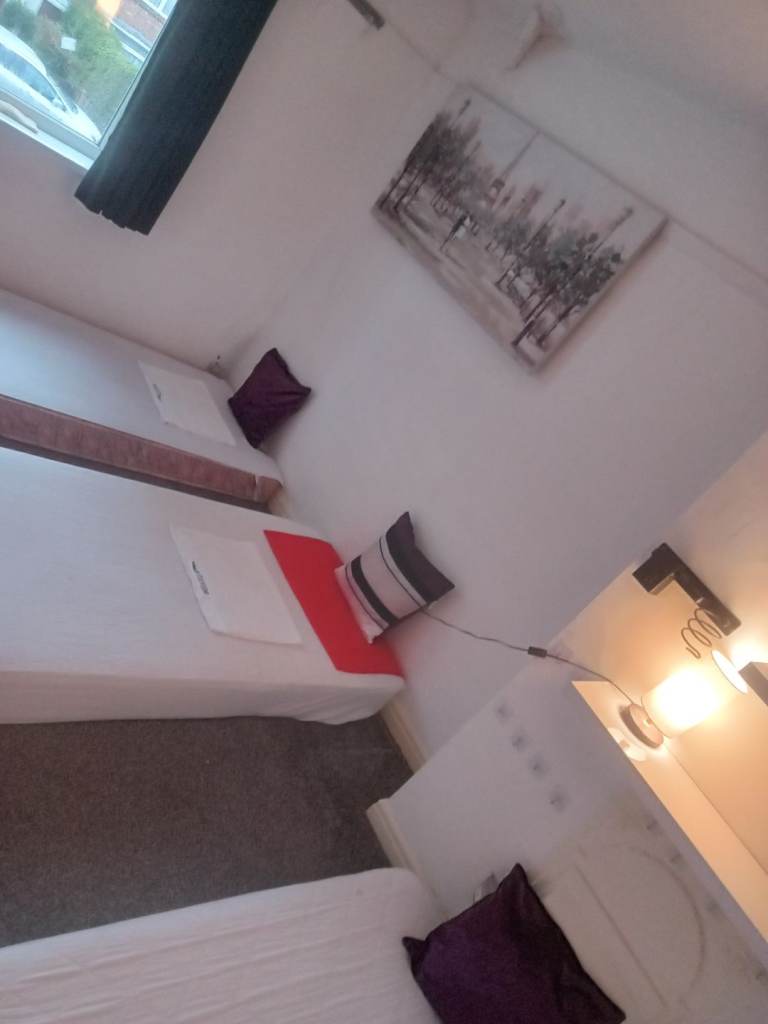 Studio flat £300pp pm intinastional ok (B11 3LZ)