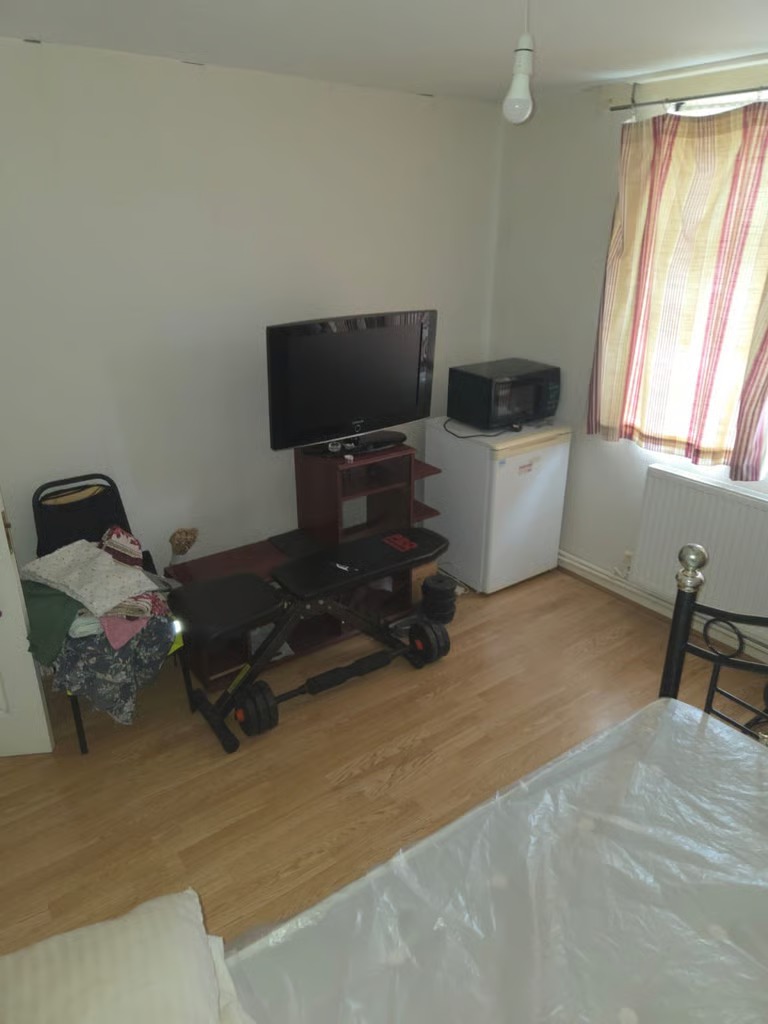 Master room available to let