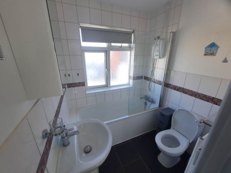 Four Double Bedrooms Detached House with Private Garden, Stourvale Road, BH6 5JB – Unfurnished Bournemouth, Dorset £1,890pm